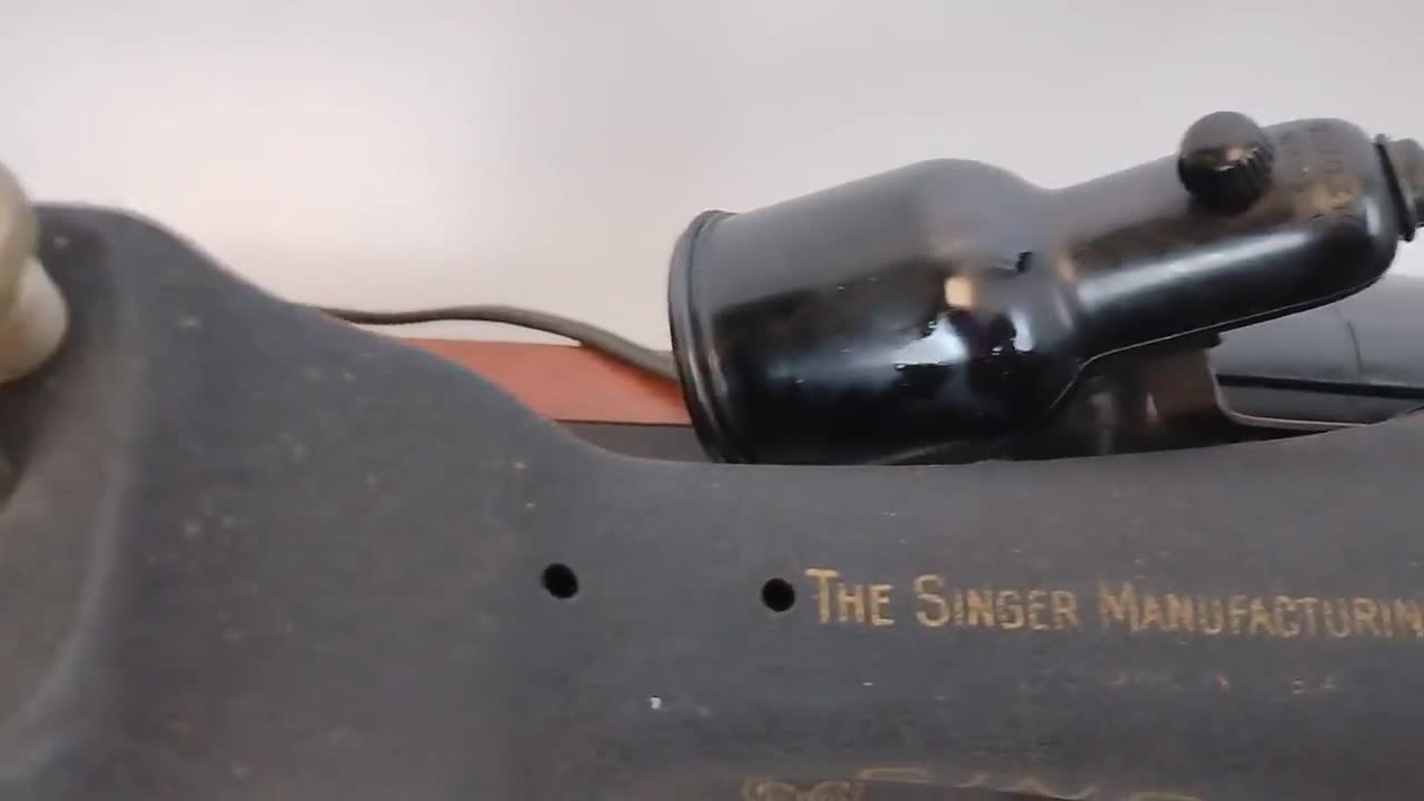 1949 SINGER Sewing Machine Portable Electric 128 Bentwood Case AJ